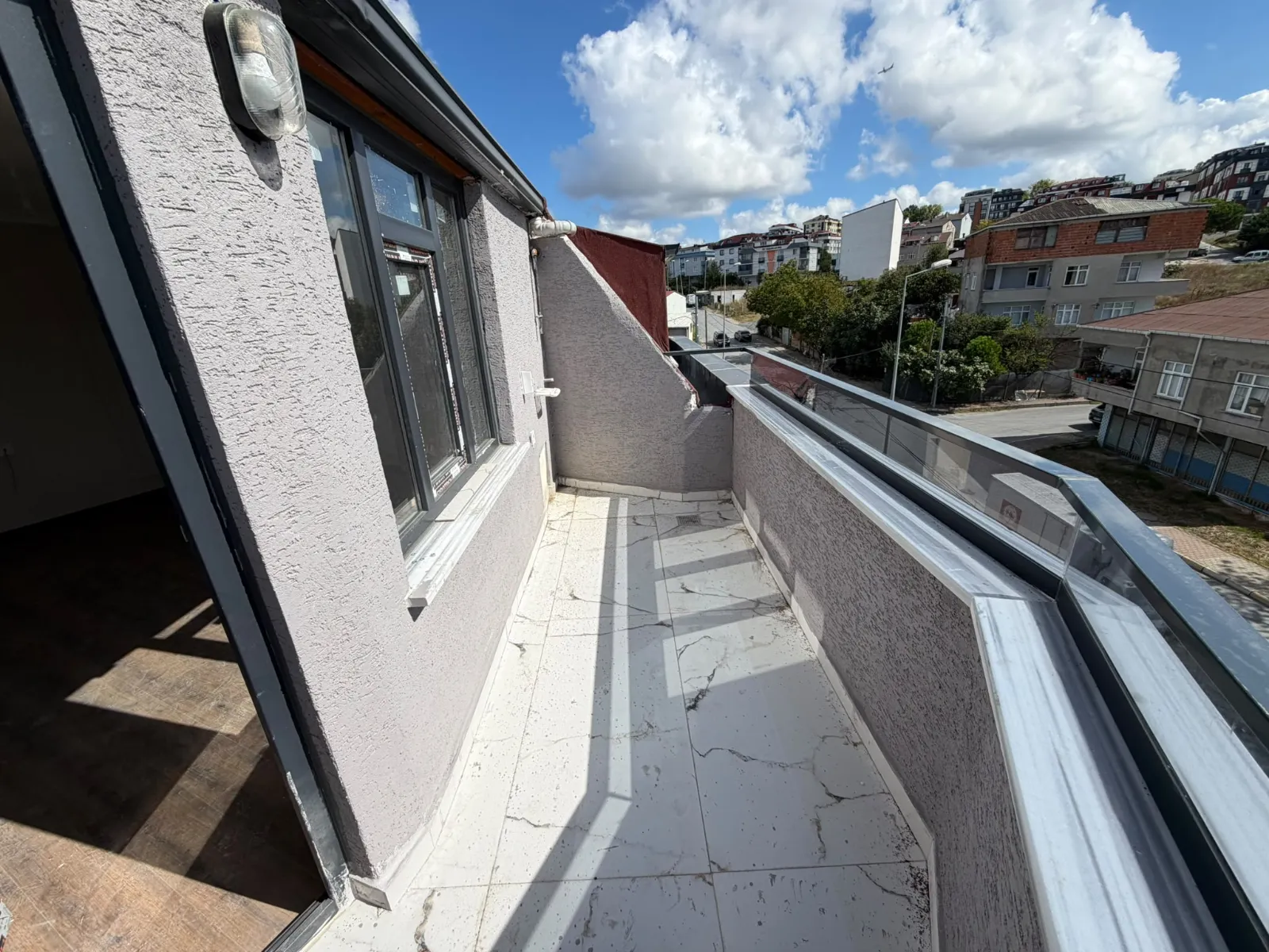KARLIBAYIR MAHALLESİNDE CADDE ÜZERİ SATILIK 2+1 ÇATI KATI DAİRE KOD(1019) görsel 2