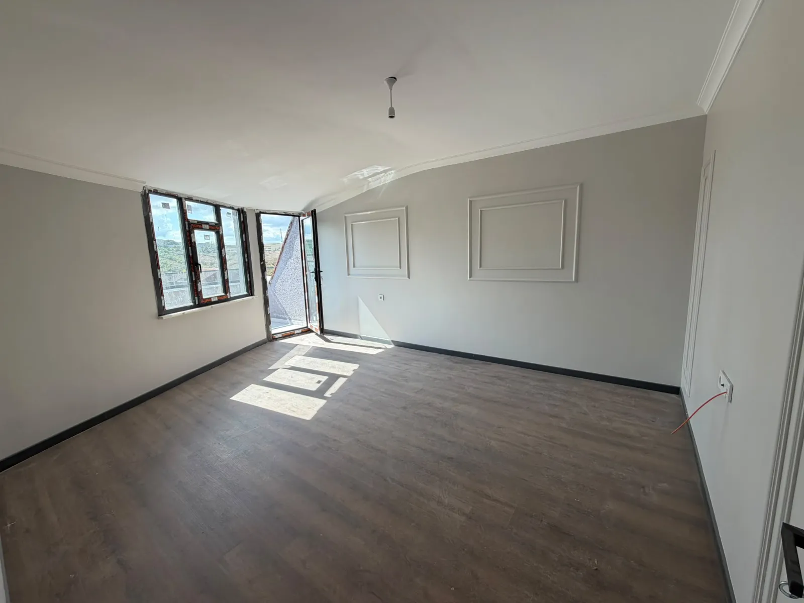 KARLIBAYIR MAHALLESİNDE CADDE ÜZERİ SATILIK 2+1 ÇATI KATI DAİRE KOD(1019) görsel 4