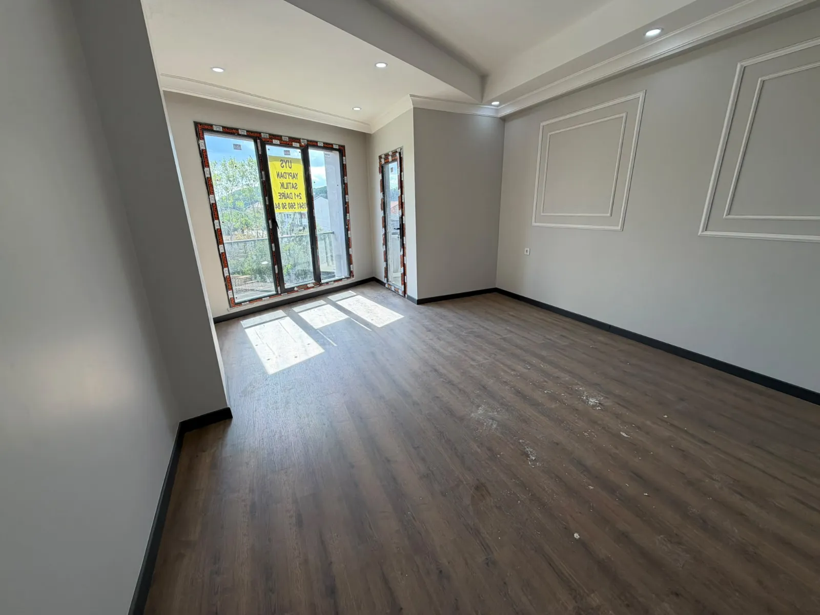KARLIBAYIR MAHALLESİNDE CADDE CEPHELİ SATILIK 2+1 ARA KAT DAİRE KOD(1021)