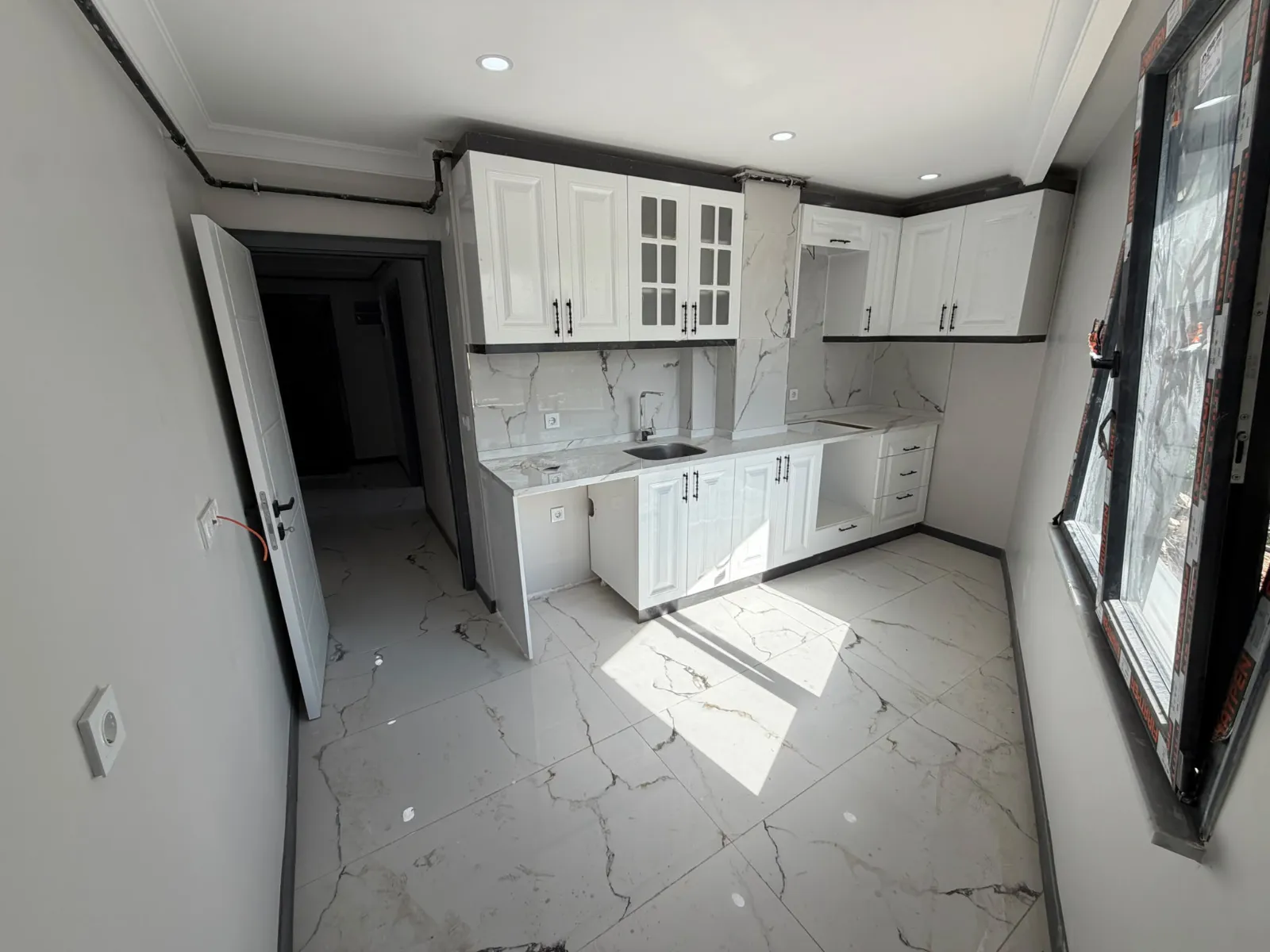 KARLIBAYIR MAHALLESİNDE CADDE CEPHELİ SATILIK 2+1 ARA KAT DAİRE KOD(1021) görsel 5