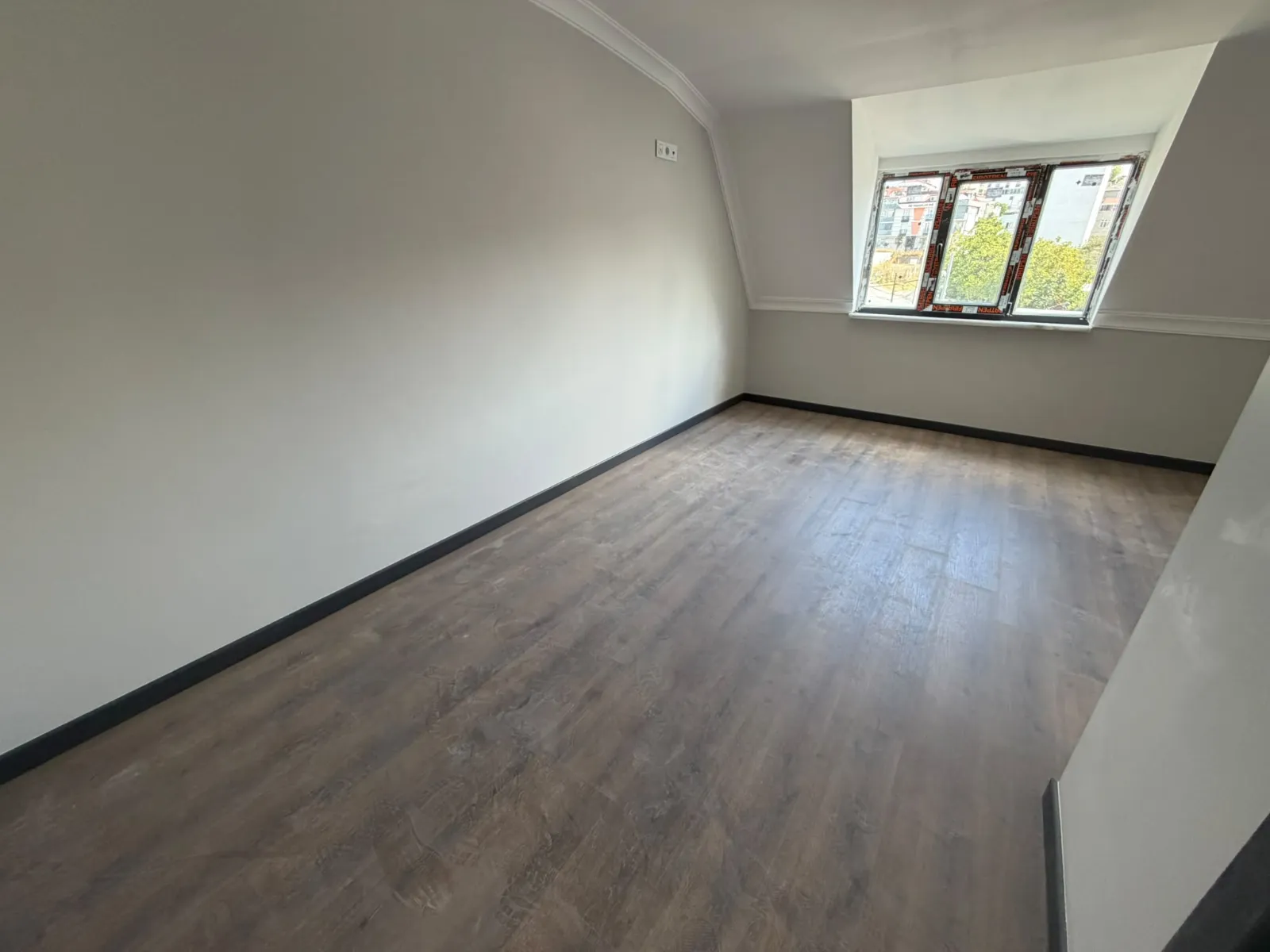 KARLIBAYIR MAHALLESİNDE CADDE ÜZERİ SATILIK 2+1 ÇATI KATI DAİRE KOD(1019) görsel 11