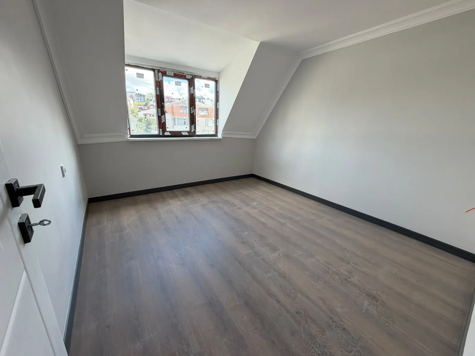 KARLIBAYIR MAHALLESİNDE CADDE ÜZERİ SATILIK 2+1 ÇATI KATI DAİRE KOD(1019) görsel 10