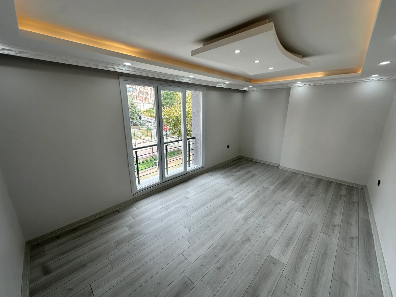 MERKEZ MAHALLESİNDE SATILIK SIFIR ARA KAT DAİRE KOD(1028)