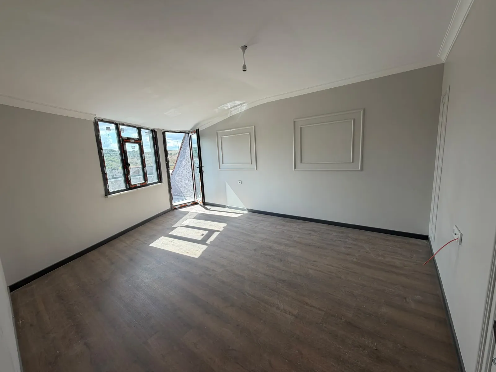KARLIBAYIR MAHALLESİNDE CADDE ÜZERİ SATILIK 2+1 ÇATI KATI DAİRE KOD(1019) görsel 8